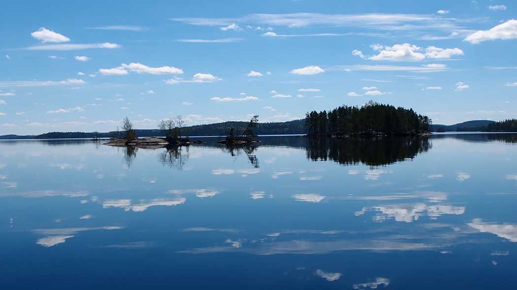 Järveä. Kauempana luotoja.