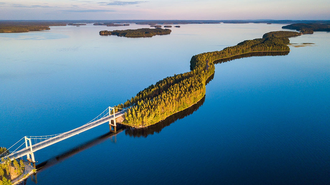 Pulkkilanharjun silta kesällä.