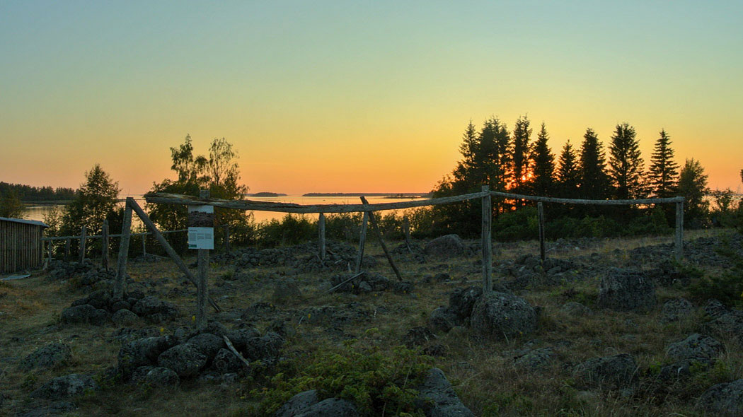 Luminen merimaisema ja saari, jossa rakennuksia ylhäältä tornista kuvattuna.