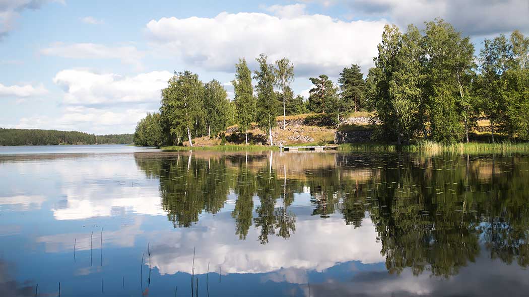 Linnoituksen muurien raunioita lahdenpohjukan toiselta puolelta nähtynä. Kärnäkosken linnoituksen muurit.