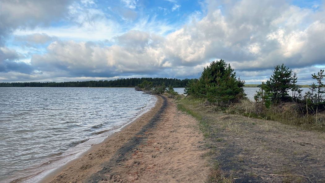 Kesäinen järvimaisema.